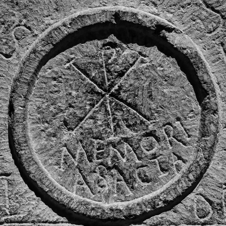 Christusmonogramm Chi-Rho in einem Kranz auf einem Altarstein aus dem 4. Jahrhundert